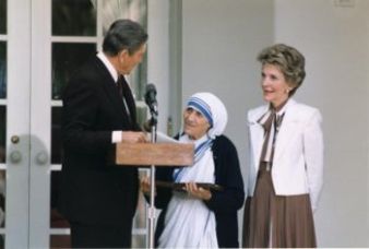 Mother Tereza is awarded with the Nobel Prize for Pace - photo 1